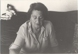 Kläre Bloch in ihrer Wohnung, 1981