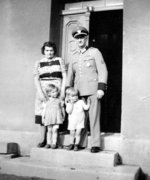 Fotografie: Elisabeth und Georg Bruns mit ihren zwei Kindern, 1944