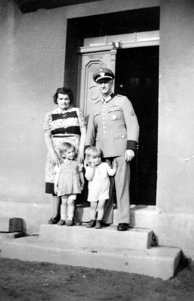 Fotografie: Elisabeth und Georg Bruns mit ihren zwei Kindern, 1944