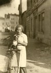 Irena Droździkowska mit ihrem Hund Szerusia im Krakauer Ghetto nach dessen Auflösung im März 1943