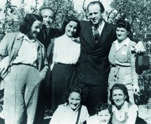 Fotografie: Oskar Schindler (stehend, 4. von links) und einige der von ihm Geretteten, darunter Marianne Rosner (1. von links) und Aleksander Rosner (sitzend in der Mitte), München 1946