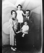 Chaim Pardo and his wife Eugénie with their daughters Lily (standing) and Rosina in Thessaloniki, around 1935.