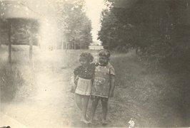 Fotografie: Evelyn Goldstein mit dem Sohn der Familie Bunke, bei der Evelyn unter falscher Identität lebt, Blöstau (heute Wischnjowka), um 1944