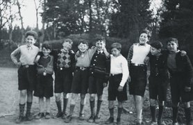Gerettete Jungen aus dem Osloer Kinderheim nach ihrer Flucht nach Schweden, vermutlich an ihrem Zufluchtsort, einer alten Villa in Alingsås, um 1943