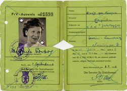 Fotografie: Ausweis für „vom Nationalsozialismus politisch, rassisch oder religiös Verfolgte“ (PrV-Ausweis) von Eugenia Einzig, 1952
