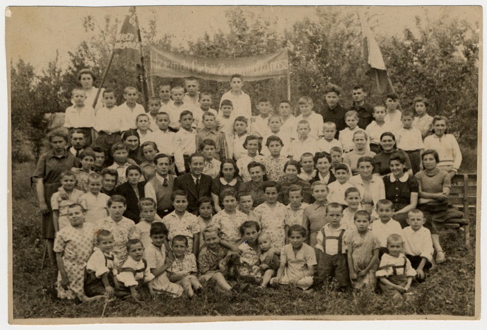 Fotografie: Kinder aus dem Kinderheim in Paxtaobod kurz vor ihrer Ausreise nach Polen, Andijon, um 1946