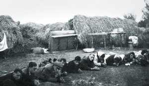 Fotografie: Festnahme von Jüdinnen und Juden auf dem Hof der Bogaards, Foto der deutschen Ordnungspolizei, Oktober 1943