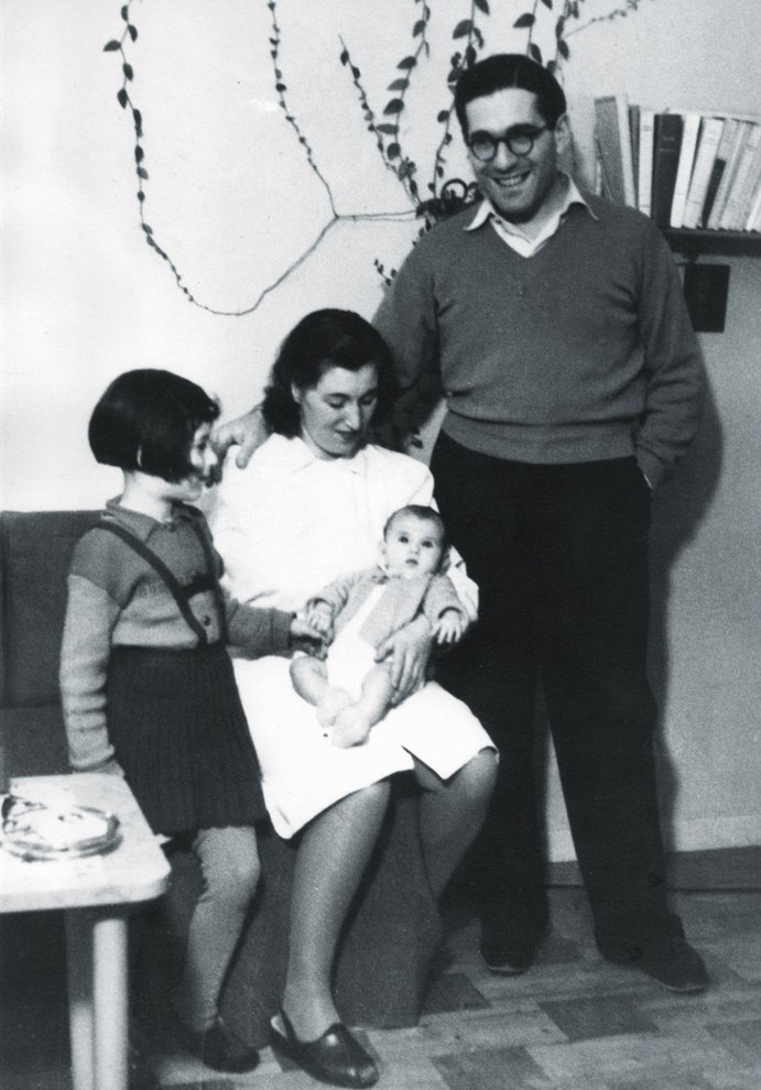 Fotografie: Robert und Solveig Levin mit ihren Töchtern Mona (links) und Sidsel, Stockholm 1945