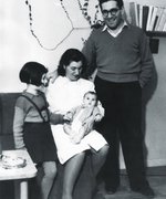 Fotografie: Robert und Solveig Levin mit ihren Töchtern Mona (links) und Sidsel, Stockholm 1945
