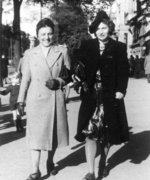 Hanne Putzrath und Elsa Ackermann (rechts), Mai 1946