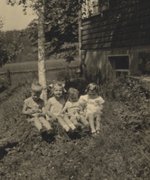 Fotografie: Friedrich Körner (2. von rechts) mit den Kindern von Friedel Lemser, um 1944