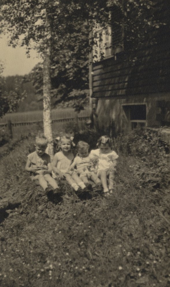 Fotografie: Friedrich Körner (2. von rechts) mit den Kindern von Friedel Lemser, um 1944