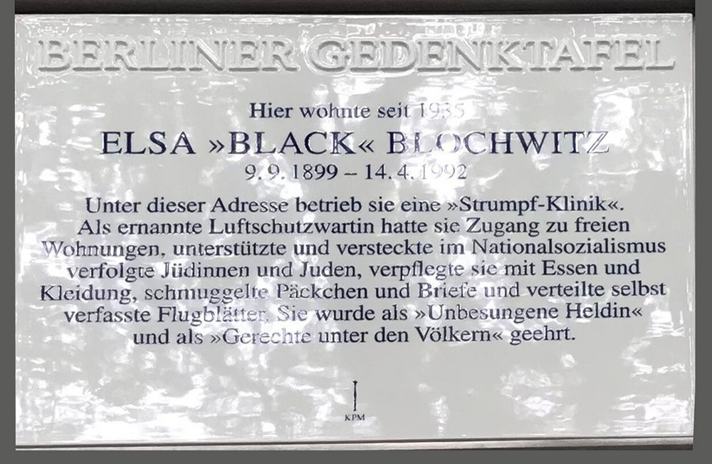 Fotografie: Gedenktafel für Elsa Blochwitz (Deckname „Black“) an ihrem früheren Wohnhaus, Kurfürstendamm 177, Berlin-Charlottenburg, 15. Juli 2025