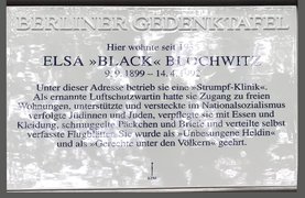 Fotografie: Gedenktafel für Elsa Blochwitz (Deckname „Black“) an ihrem früheren Wohnhaus, Kurfürstendamm 177, Berlin-Charlottenburg, 15. Juli 2025