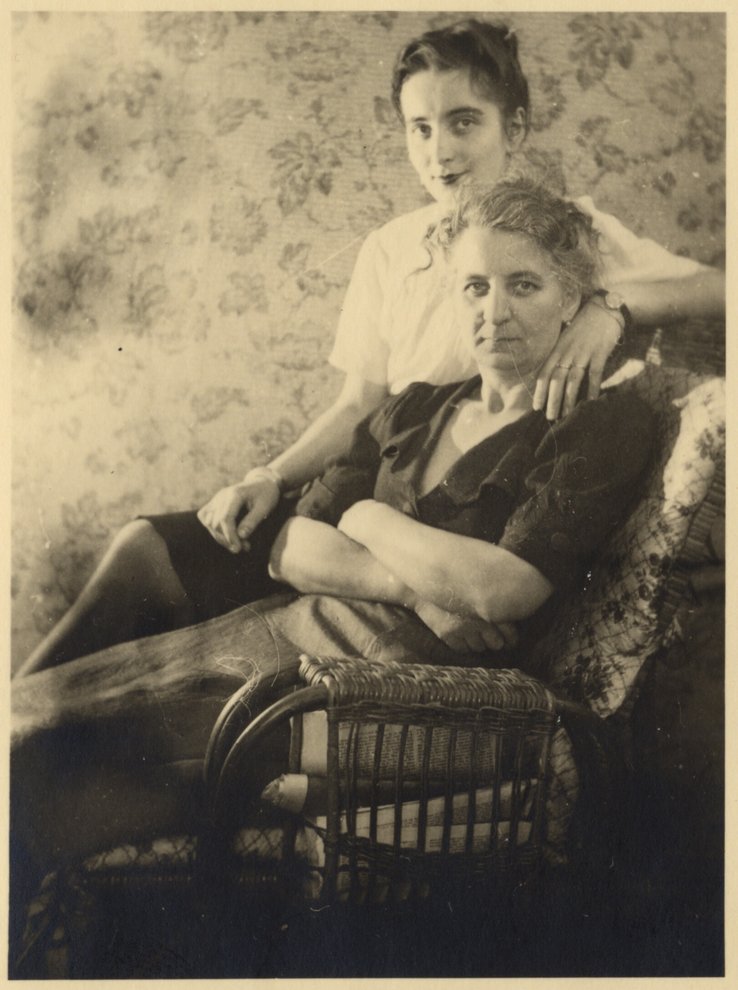 Fotografie: Gertrud Horn mit ihrer Tochter Ruth in ihrem Haus, Berlin-Blankenburg 1943