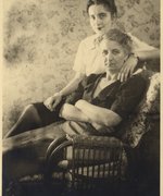 Fotografie: Gertrud Horn mit ihrer Tochter Ruth in ihrem Haus, Berlin-Blankenburg 1943