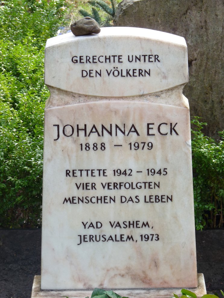 Fotografie: Grabstein von Johanna Eck auf dem St Matthias-Friedhof in Berlin-Tempelhof, Röblingstraße, 2011