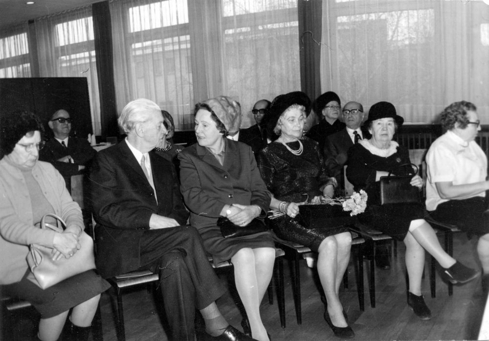 Fotografie: Helfer*innen von Inge Deutschkron bei der posthumen Ehrung von Otto Weidt und weiteren Personen als „Gerechte unter den Völkern“, von links: Else Weidt, Walter Rieck, unbekannt, Lisa Holländer, unbekannt und Emma Gumz, Berlin, Januar 1972