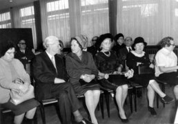 Fotografie: Helfer*innen von Inge Deutschkron bei der posthumen Ehrung von Otto Weidt und weiteren Personen als „Gerechte unter den Völkern“, von links: Else Weidt, Walter Rieck, unbekannt, Lisa Holländer, unbekannt und Emma Gumz, Berlin, Januar 1972