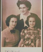 Rosina Pardo (left) with her mother Eugénie and sister Denise, Thessaloniki, October 26, 1948.