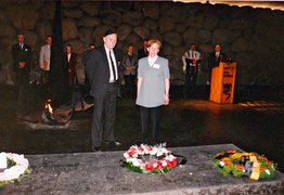Ursula Beutelsbacher and Walter Holschke (center) at the Israeli Holocaust memorial center Yad Vashem, 1999.