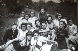 Schülerinnen der Calvinistischen Oberschule für Mädchen in Klausenburg, um 1940. Obere Reihe, erste und zweite von rechts: Hanna Hamburg und Magdalena Stroe