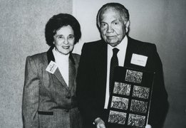 Selahattin Ülkümen mit der von ihm geretteten Matilde Turiel bei der Verleihung eines Preises durch die Anti Defamation League in New York 1988