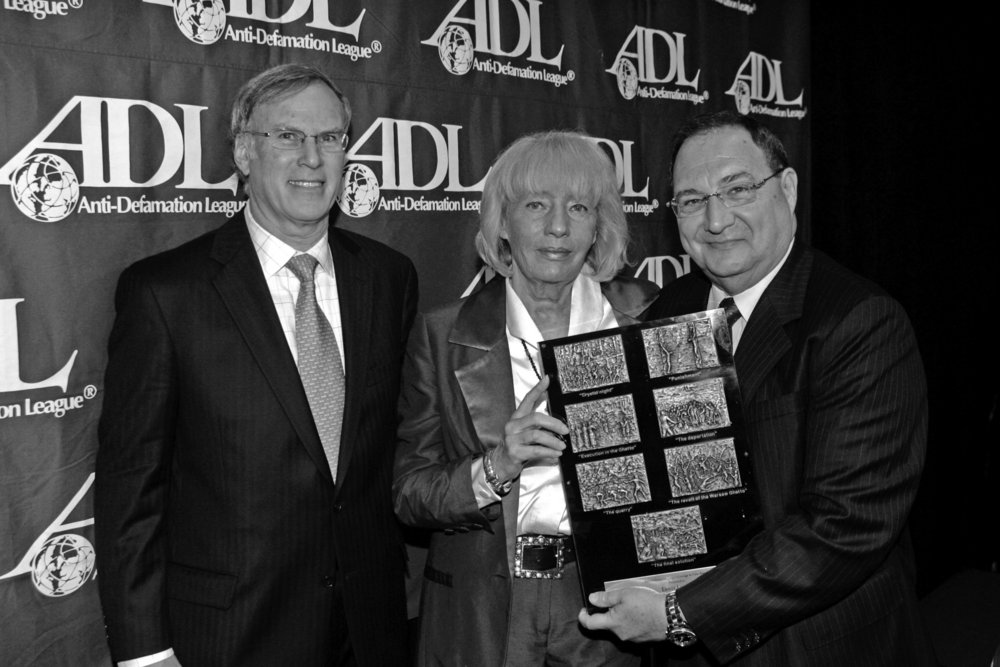 Fotografie: Cornelia Kühn-Leitz bei der posthumen Verleihung des Courage to Care Award der Anti-Defamation League (ADL) an ihren Großvater Ernst Leitz (von links: Glen Lewy, Cornelia Kühn-Leitz, Abraham Foxman), Palm Beach, Florida (USA), 2007