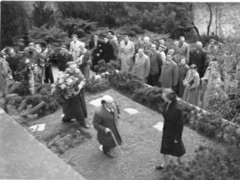 Beisetzung von Georg Groscurths Urne auf dem Friedhof Heerstraße, vorne rechts Anneliese Groscurth, Berlin 1950
