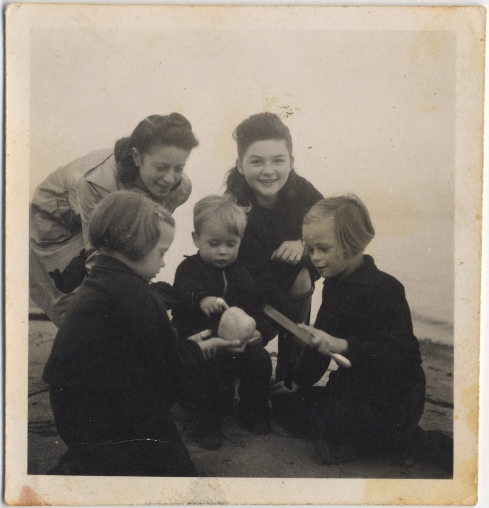 Fotografie: Anita Brunnengraber (links), Melania Reifler und die Kinder der Hamburger Familie, bei der Melania Reifler während des Krieges gearbeitet hat, 1945