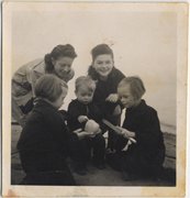 Fotografie: Anita Brunnengraber (links), Melania Reifler und die Kinder der Hamburger Familie, bei der Melania Reifler während des Krieges gearbeitet hat, 1945