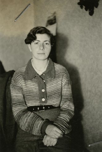 Fotografie: Hildegard Naumann in der Wohnung von Erna Dubnack in der Krummen Straße, Berlin-Charlottenburg 1943