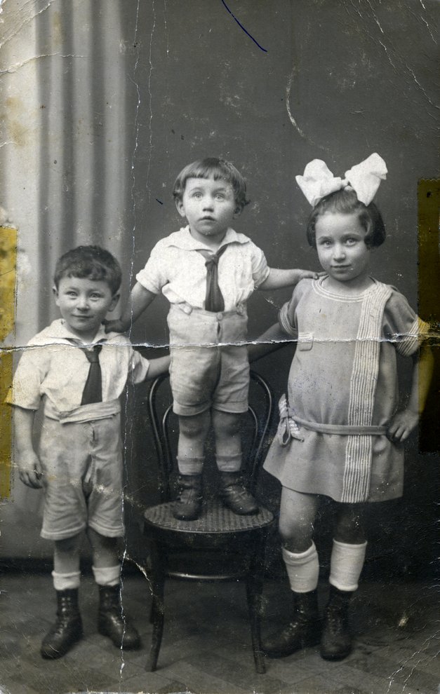 Fotografie: Benjamin Międzyrzecki (links) und seine Geschwister Mordechaj und Stella, Warschau um 1925