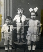 Benjamin Międzyrzecki (left) with his siblings Mordechaj and Stella, Warsaw, around 1925.