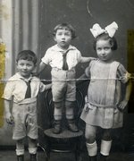 Fotografie: Benjamin Międzyrzecki (links) und seine Geschwister Mordechaj und Stella, Warschau um 1925