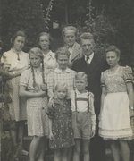 Hintere Reihe von links: Nele, Cornelia und Hanning Schröder mit der Familie des Pfarrers Rienau in Dargun, 1948