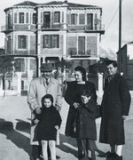Moshe und Gabriela Mandil mit ihren Kindern Gavra und Irena und mit Hamid Veseli (rechts) in der albanischen Hauptstadt Tirana 1943/44