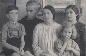 Familie Bäumer im Mai 1945 in Salzburg, von links: Michael, Vater Eduard, Mutter Valerie, Bettina und Angelica