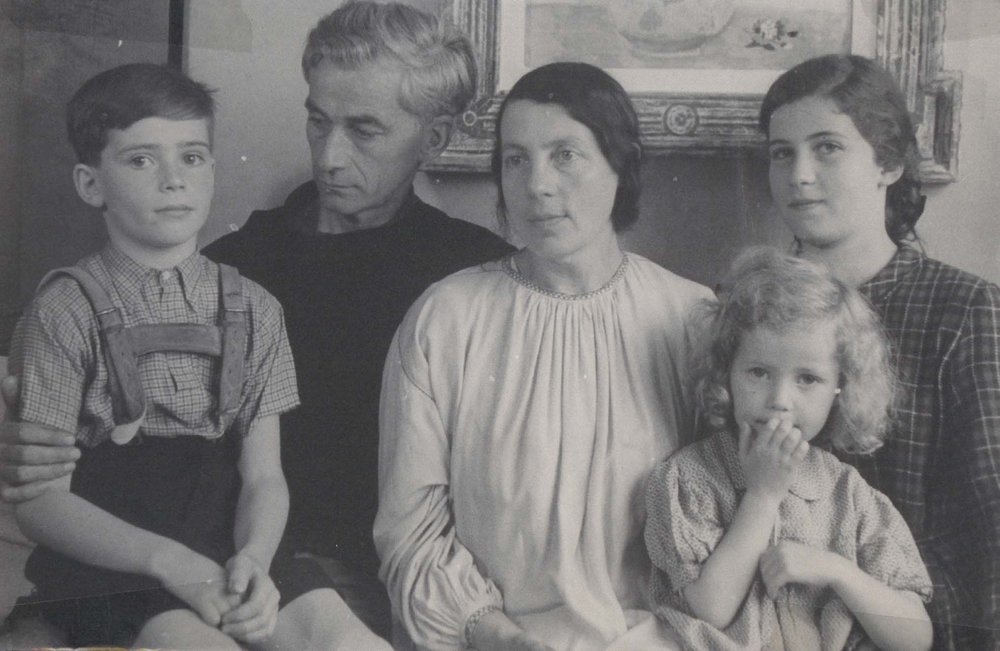 Fotografie: Familie Bäumer im Mai 1945 in Salzburg, von links: Michael, Vater Eduard, Mutter Valerie, Bettina und Angelica