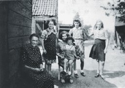 Aagje Bogaard (left) with farm hands and children in hiding, Nieuw-Vennep, around 1943.