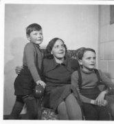 Anneliese Groscurth mit den Söhnen Jan (vorne) und Peter, um 1948