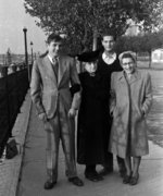 Von links: Pál Soros, Irma Szűcs (die Mutter von Erzsébet Soros), György und Erzsébet Soros, undatiert