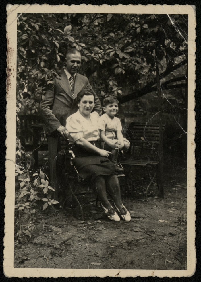 Photo: Günther and Else Samuel with their son Hans-Peter, Luckenwalde, around 1941.