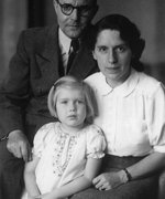Heinz und Josephine Odenthal mit ihrer Tochter Marion, 1945