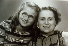 Fotografie: Evelyn und Herta Goldstein ein Jahr nach ihrer Rückkehr, Berlin 1950