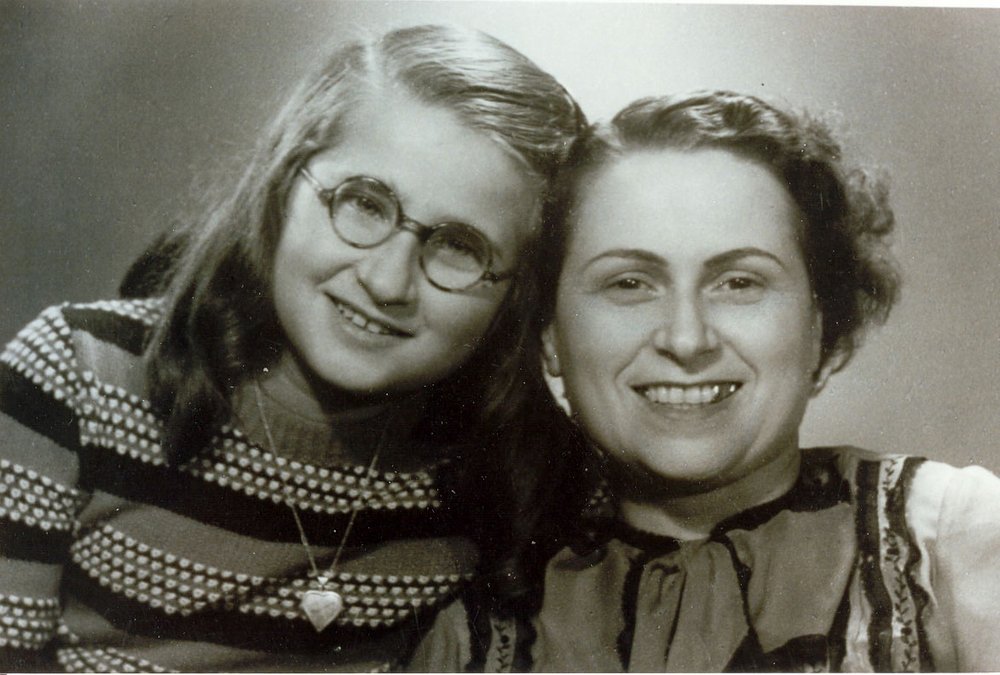 Fotografie: Evelyn und Herta Goldstein ein Jahr nach ihrer Rückkehr, Berlin 1950