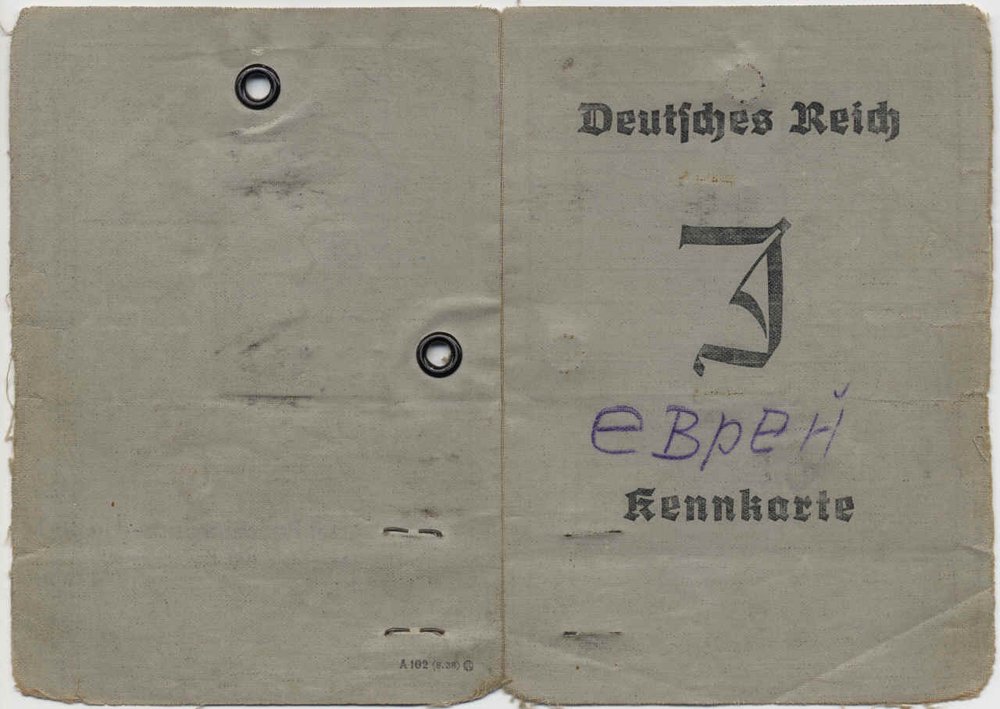 Fotografie: Heinz Rosenbaums Kennkarte mit aufgedrucktem „J“, ausgestellt in Berlin am 23. Februar 1939, mit nach dem Krieg aufgebrachter russischer Notiz „еврей“ (Jude)