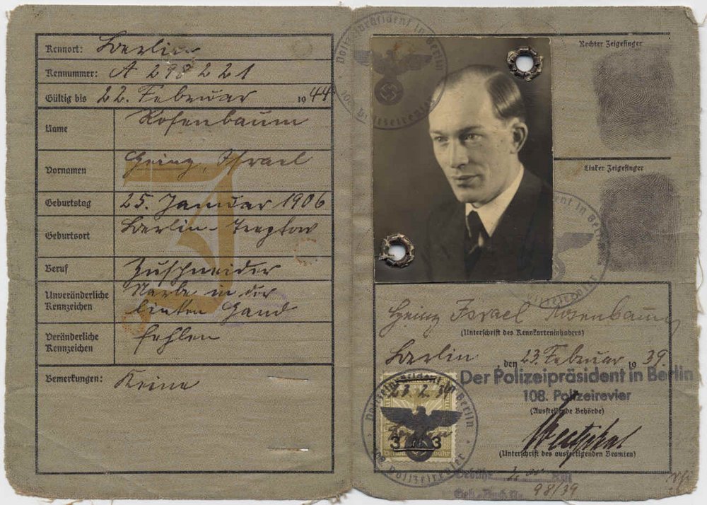 Fotografie: Heinz Rosenbaums Kennkarte mit aufgedrucktem „J“, ausgestellt in Berlin am 23. Februar 1939, mit nach dem Krieg aufgebrachter russischer Notiz „еврей“ (Jude)