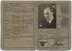 Fotografie: Heinz Rosenbaums Kennkarte mit aufgedrucktem „J“, ausgestellt in Berlin am 23. Februar 1939, mit nach dem Krieg aufgebrachter russischer Notiz „еврей“ (Jude)