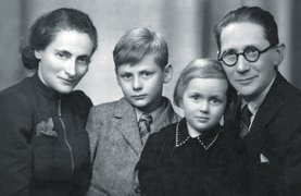 Fotografie: Edgar Brichta mit den Eltern und seiner Schwester 1938